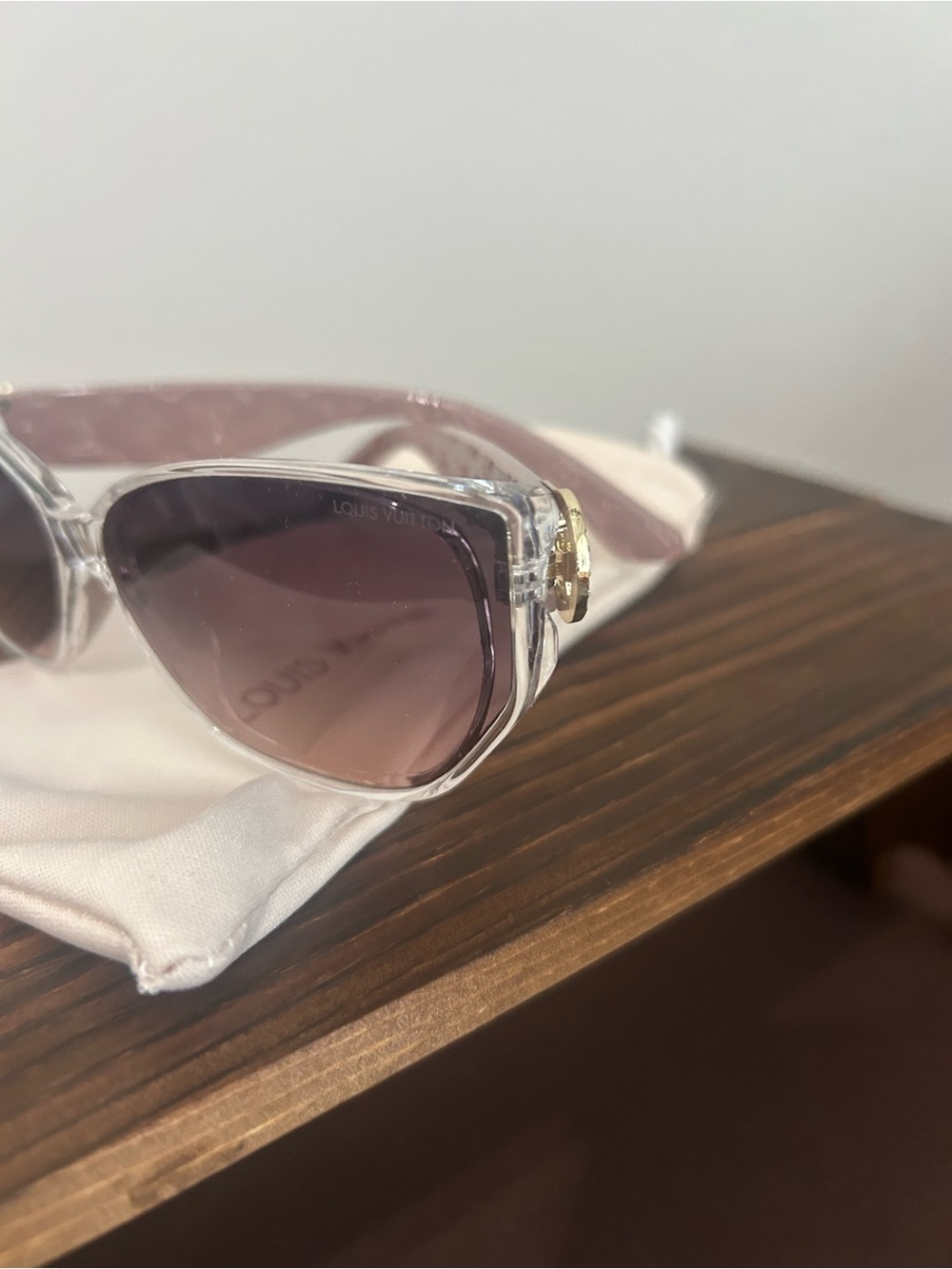 Stunning Pink color logo sunglasses